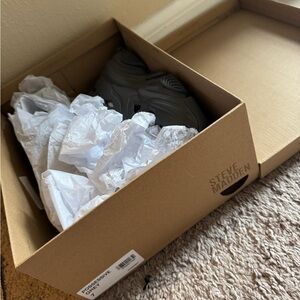 Brand new * never used * Steve Madden Possessive sneakers size 7 women’s - grey